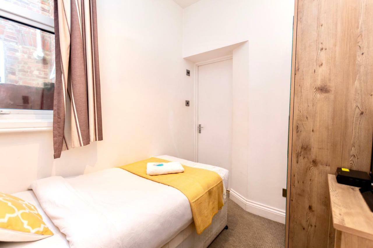Oyo Tamtam Acton Hotel London Exterior foto